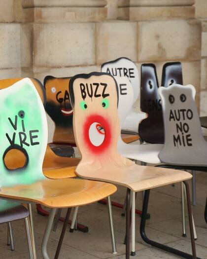 En la sede de los Archivos Nacionales se instalaron 577 sillas, un paralelismo con el número de bancas de la Asamblea Nacional. Cada una con una palabra que invitaba a reflexionar sobre la democracia