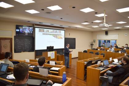 En la sede de Rosario de la Universidad Austral, combinan las clases presenciales con las virtuales