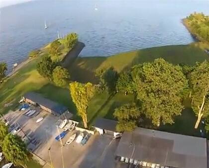 En la sede Embarcadero del club, los camalotes invaden la orilla