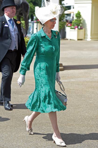 En la segunda jornada del evento, la princesa Ana “desfiló” un vestido camisero en tono verde esmeralda que complementó con guantes blancos, un sencillo tocado de flores y modernas gafas de sol. 