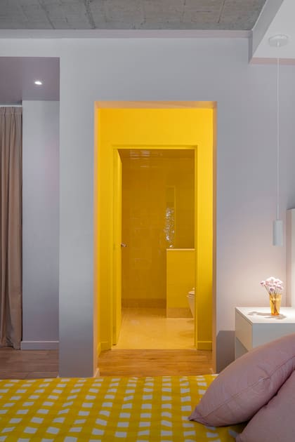En la segunda planta, el dormitorio principal con su baño en suite propone un recorrido por la paleta del amarillo. En el cuarto, en tonos pastel y en el ante baño en la versión más estridente.