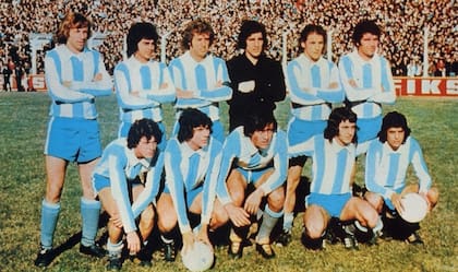 En la selección, en 1973: Argentina 1973 , en la foto : arriba, Troncoso, Bargas, Wolff, Carnevali, Pernia y Telch; abajo, Houseman, Brindisi, Avallay, Beto Alonso y Chupete Guerini.