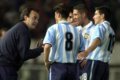 En la selección, y una charla al pie de la cancha con Marcelo Bielsa; escuchan Zanetti, Simeone y Ayala