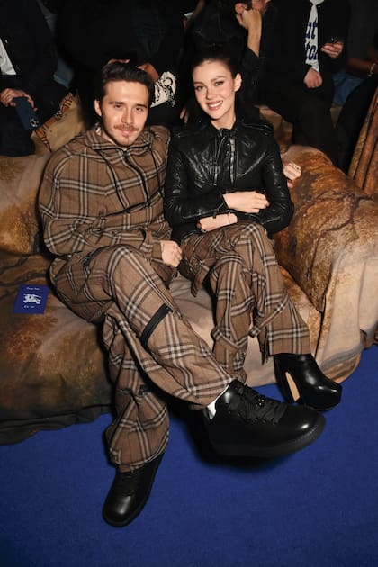 En la semana
de la moda de Londres,
en febrero pasado,
en el front row del
desfile de Burberry.
una firma muy cercana
a la familia Beckham:
tanto David y Victoria,
como su segundo hijo,
Romeo, fueron modelos
de varias campañas.