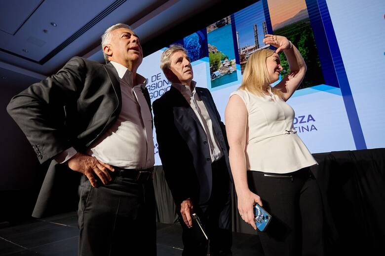 En la semana el ministro de Economía Luis Caputo, participó del Foro de Inversiones y Negocios 2025 en Mendoza, donde estuvo con Alfredo Cornejo