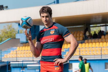En la serie, el incipiente actor interpreta a un jugador de rugby, deporte que él mismo practicó en su vida privada