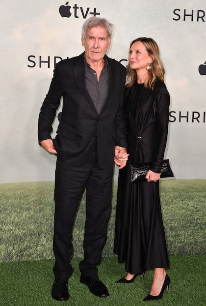 En la serie, Harrison Ford es Paul Rhoades, un colega de Laird que fue diagnosticado con la enfermedad de Parkinson