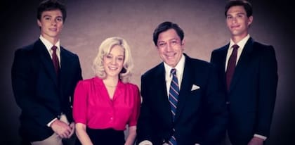 En la serie Javier Bardem y Chloë Sevigny interpretan a los padres José y Kitty Menéndez, mientras que Nicholas Alexander Chavez y Cooper Koch dan vida a sus hijos Lyle y Erik