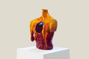 En la serie "Juegos de fuego" hay fragmentos de cuerpos o cuerpos a los que les falta una parte, como se puede ver en esta escultura de 2023: “Eso tiene que ver más con mi pasión por la antigüedad”, explica Nicolás Guagnini, para quien los torsos remiten a vasijas