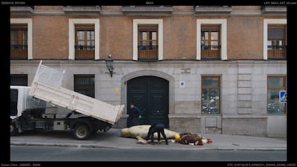 En la serie, la obra con el cadáver de una beluga y la intransigencia del artista traen complicaciones al museo
