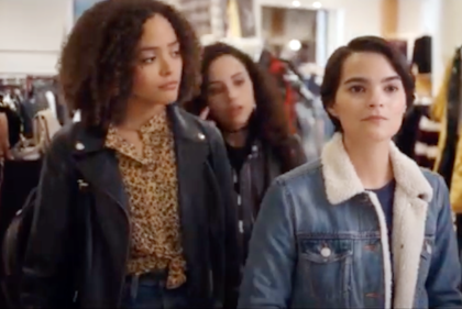 En la serie Trinkets la protagonista roba junto con dos compañeras