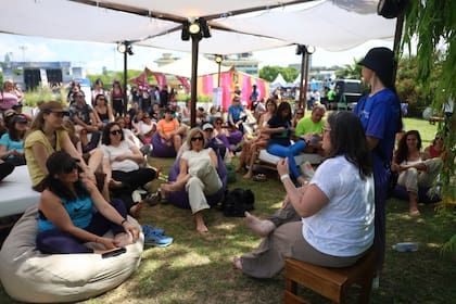 En la sesión de Paula Regazzoni. los participantes trabajaron sobre sus pies