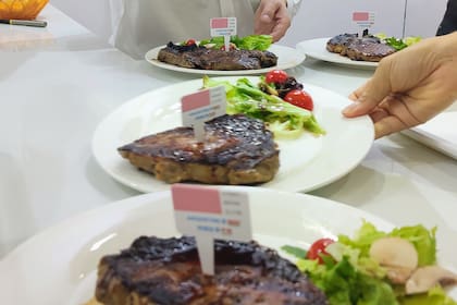 En la SIAL que se realiza en China se prepararon más de 300 bifes anchos y angostos