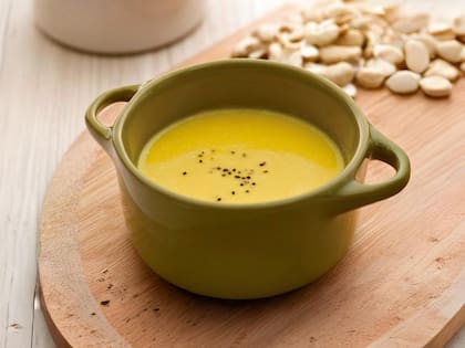 En la sopa se mezclan rodajas de jengibre fresco con zanahorias