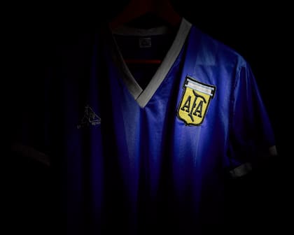 En la subasta de Sotheby's, la camiseta con que Maradona ejecutó la "mano de Dios" fue rematada por 9,2 millones e dólares, cifra que superó la oferta final de AFA.