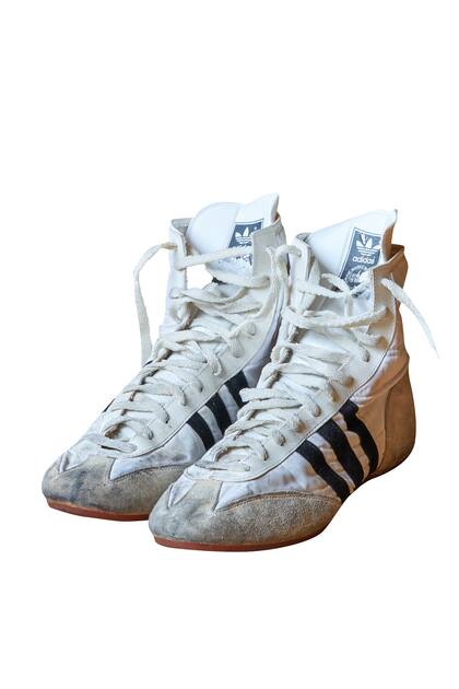 En la subasta, las Adidas del artista se convertirán en el accesorio perfecto para los fanáticos que usen número 43 de calzado. Arrancan con un precio de salida de 3800 dólares.

