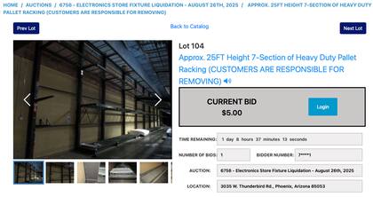 En la subasta se puede acceder a artículos, como estanterías y exhibidores para tienda, desde los 5 dólares