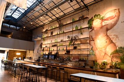 En la sucursal de Cowi en Palermo, cada vez son más los jóvenes que consumen vino.