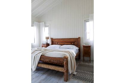En la suite, cama maciza de pino tea, traída por los dueños de una casa anterior, mesitas de luz antiguas (Mercado de Pulgas de Dorrego) y alfombra (Pampa)