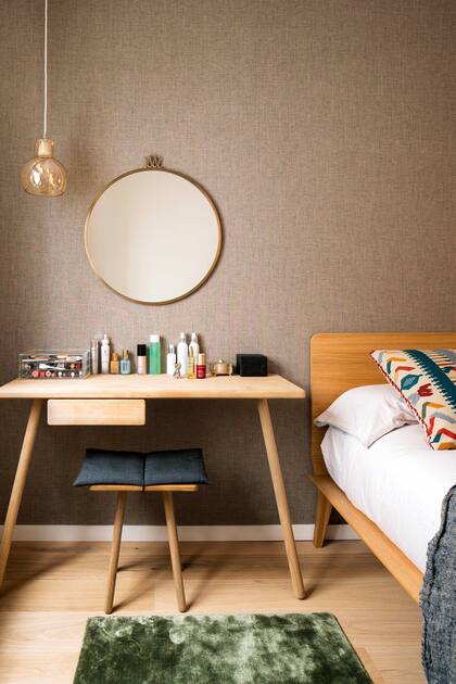 En la suite, cama ‘Valentine’ (Case), escritorio y taburete de la línea ‘Georg’ (Skagerak), espejo de pared ‘Randaccio’ (Gubi), colgante ‘Bulb’ (&Tradition) y alfombra ‘Basic Bambú’ (NowCarpets).