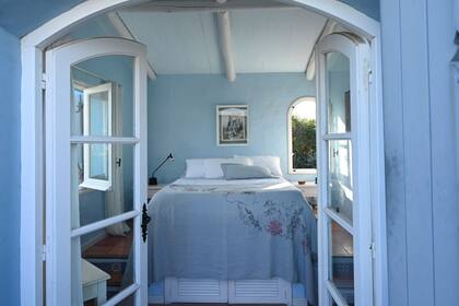 En la suite, cubrecama de lino bordado de ML Fabrics, a tono con las paredes.