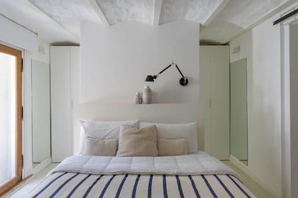 En la suite, la cama está en el centro, para poder circular a su alrededor. Ropa de cama (Arredo).