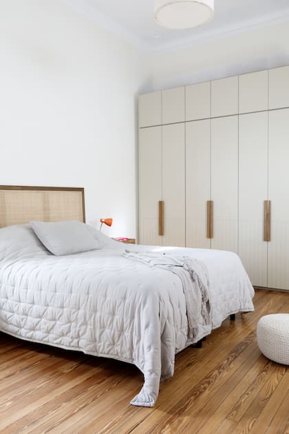 En la suite principal, respaldo de cama de madera y esterilla (Carola Mauer) y un nuevo placard a tono, para no opacar los pisos y aberturas de madera ni las molduras artesanales, entre otros buenos detalles de obra.