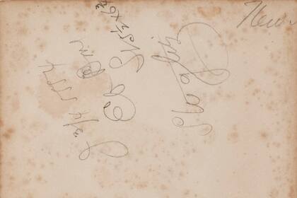 En la tabla del fondo del marco hay varias anotaciones sobre la obra de la que no se sabía nada desde que estuvo expuesta en 1899