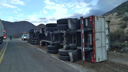 En la tarde de este miércoles, otro camión volcó sobre la ruta en la zona montañosa. En los últimos días, los accidentes no se detienen.