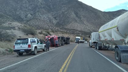 En la tarde de este miércoles, otro camión volcó sobre la ruta en la zona montañosa. En los últimos días, los accidentes no se detienen.
