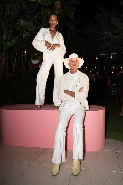 En la tarima, una de las modelos que lucieron las prendas de Collection 01. Junto a ella, Alan, orgulloso de la colección de su mujer.