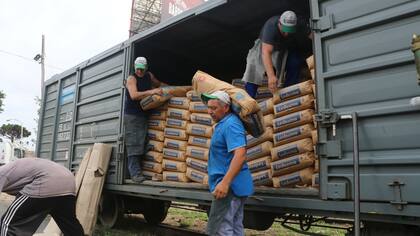 En la terminal de Retiro, otra imagen de atraso e ineficiencia: las bolsas se descargan sobre los hombros