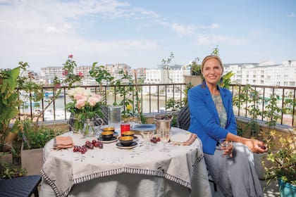 En la terraza con vista a la Bahía Grande de
Nordelta, nos muestra su pequeño jardín
de rosas y pasionarias