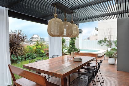 En la terraza, de 90m2, emplazaron una parrilla, baño, césped y canteros, y una pileta ‘flotante’.