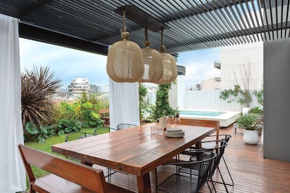 En la terraza, de 90m2, emplazaron una parrilla, baño, césped y canteros, y una pileta ‘flotante’. 