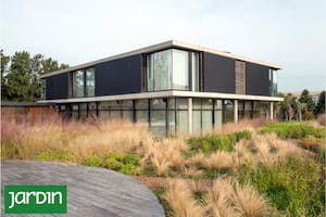 En la terraza del techo se dispuso un amplio deck circular donde, en un futuro, se colocarán muebles para disfrutar de un espacio con originales vistas
