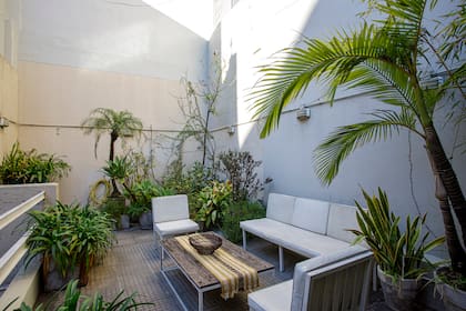 En la terraza eliminaron una pérgola de hierro y una parrilla inmensa que no usaban, priorizando el verde y el cielo.