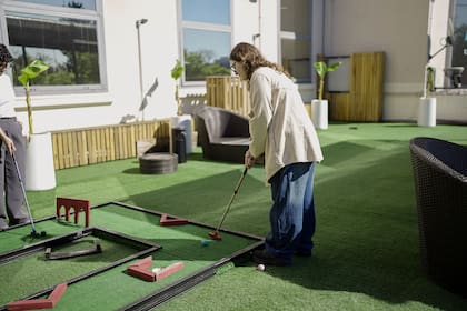 En la terraza hay un mini golf que puede ser utilizado por los empleados