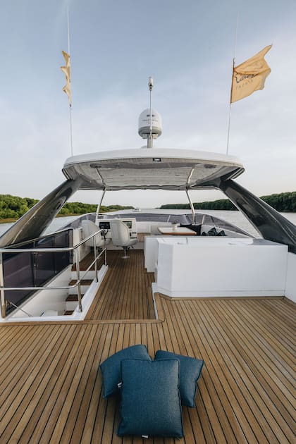 "En la terraza, invito a mis clientes a imaginar y decorar a su gusto. Puede ser un solárium, un rincón de relax o lo que deseen. Cada espacio del barco te envuelve y hace que quieras quedarte un poco más".