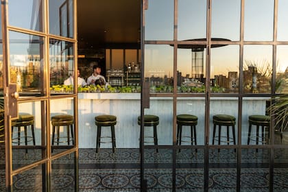 En la terraza, los pisos calcáreos de Argentina se combinan con mobiliario holandés.