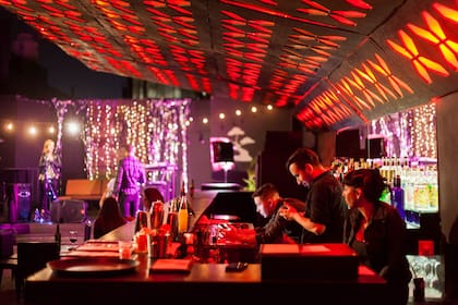 En la terraza ofrecen una programación de shows acústicos.