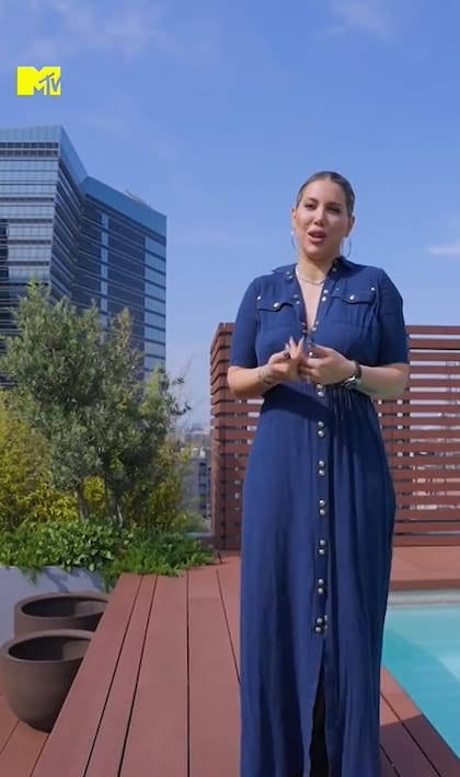 En la terraza Wanda tiene una piscina y una parrilla para hacer asados