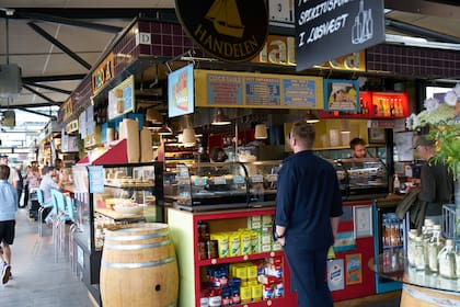 En la tienda se puede comprar desde dulce de leche y Bon o Bon hasta Chocolinas, yerba y alfajores