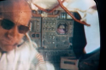 En la transmisión a color, se ve a Aldrin dos días antes del alunizaje