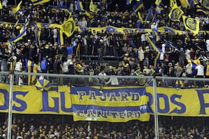 En la tribuna de Rosario Central, una bandera recuerda al "Pájaro"