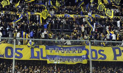 En la tribuna de Rosario Central, una bandera recuerda al “Pájaro”