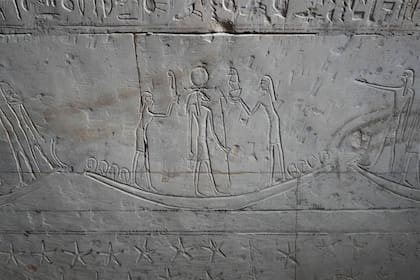 En la tumba de Djehutyemnakht, de 2500 años de antigüedad, también había representaciones de deidades del antiguo egipto, como Isis, su hermana Neftis, Imentet y Geb
