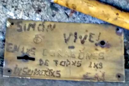 En la tumba de Falcón, agentes de la policía también encontraron un mensaje que decía: "Simón vive en la lucha de todxs lxs anarquistas insurgentes"