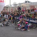 Caídas en cadena en la última curva y el aficionado que puso en riesgo a varios ciclistas