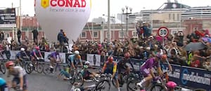 Caídas en cadena en la última curva y el aficionado que puso en riesgo a varios ciclistas